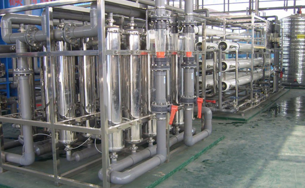       化工行業中的高純水主要應用于電池行溶劑用純水、化學分析、化工材料、產品清洗、物質的分離、濃縮、提純，廢物回收等場合的用水，對于水質要求相對來說不是太高，純水電導率從0.1uS/cm-20uS/cm就基本上能滿足要求。我們公司可根據客戶對水質的具體要求，采用反滲透，離子交換，EDI等超純水生產工藝的不同組合，生產出即經濟實用，又
